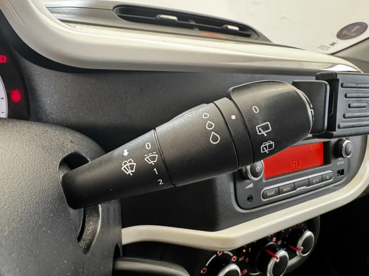 Gros plan sur la commande d’essuie-glace dans l’habitacle gris clair et noir d’une Renault Twingo Intense Energy 2016.