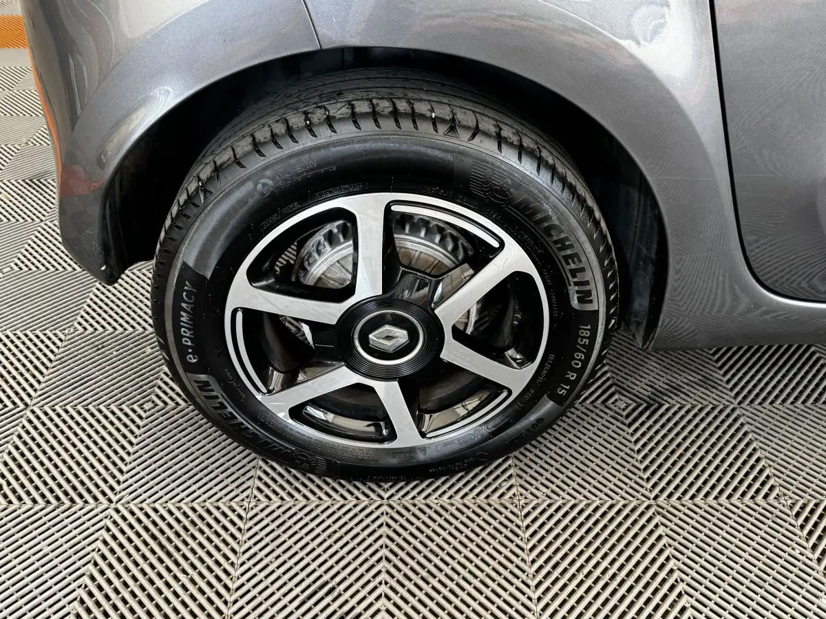 Gros plan sur la roue arrière droite gris foncé d'une Renault Twingo Intense Energy TCe 90 avec jante alliage distinctive.