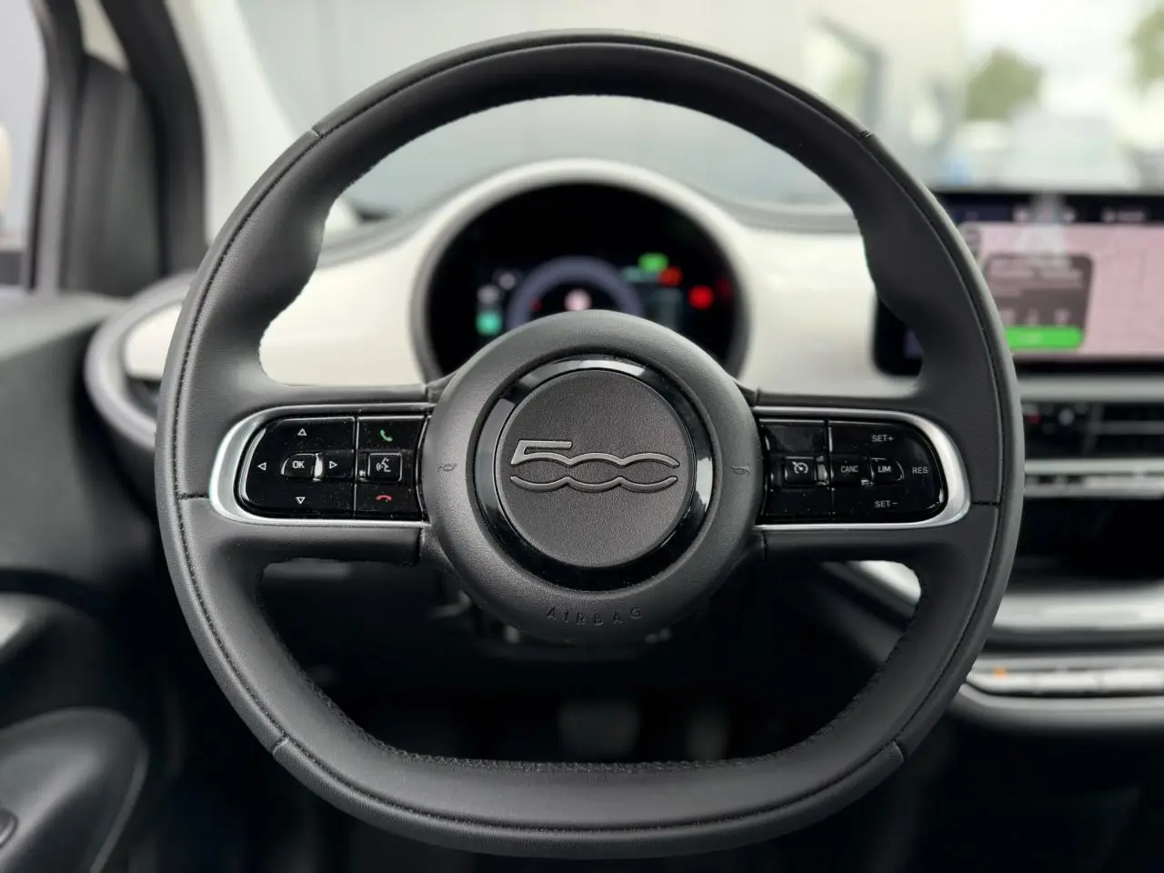 Volant noir Soft-Touch de la FIAT 500 électrique 2024, vue frontale centrée sur le logo 500 au centre.