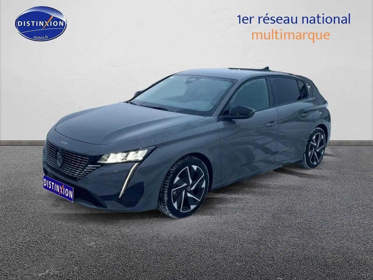 Peugeot 308 gris sélénite en vue 3/4 avant droit, avec phares LED et jantes alliage distinctives.