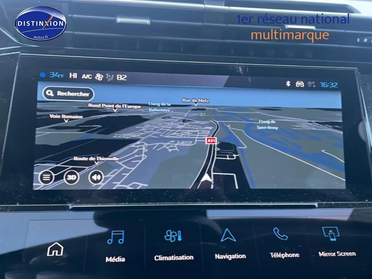 Écran tactile central de navigation affichant une carte, intérieur moderne d'une Peugeot 308 gris sélénite.
