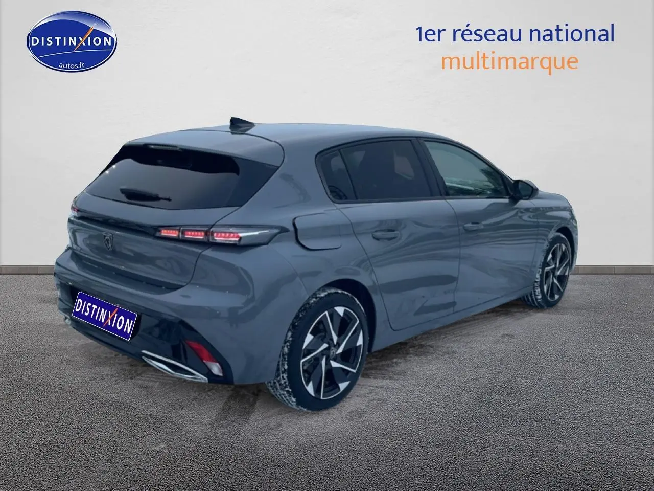 Vue 3/4 arrière droite d'une Peugeot 308 gris sélénite avec feux LED et jantes alliage noires et argentées.