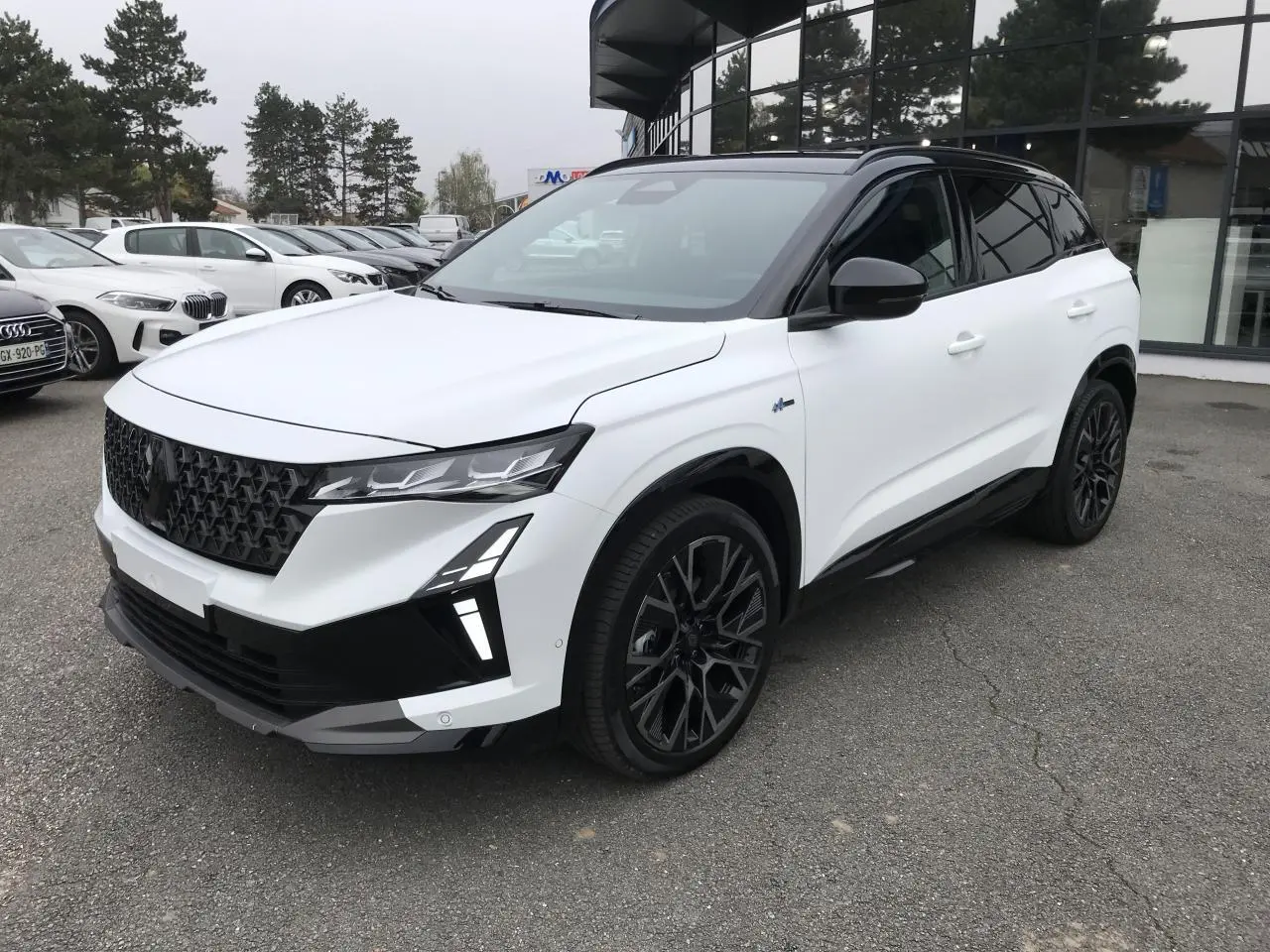 Renault Austral blanc bi-ton vue 3/4 avant droit, calandre noire et jantes alliage 20 pouces noires.