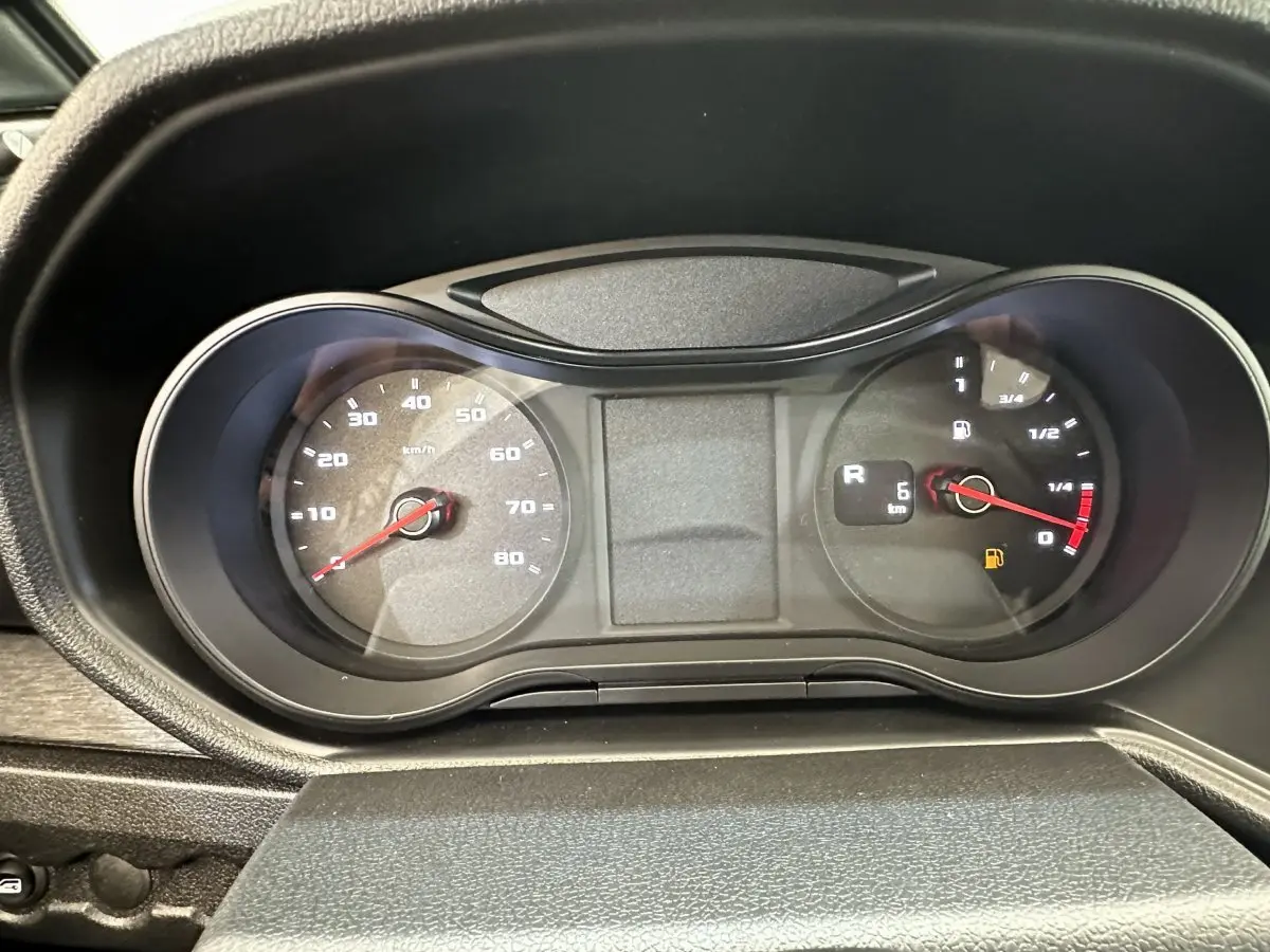 Vue rapprochée du tableau de bord de l'AIXAM AMBITION E CITY PACK 2026, affichage des compteurs et jauge.