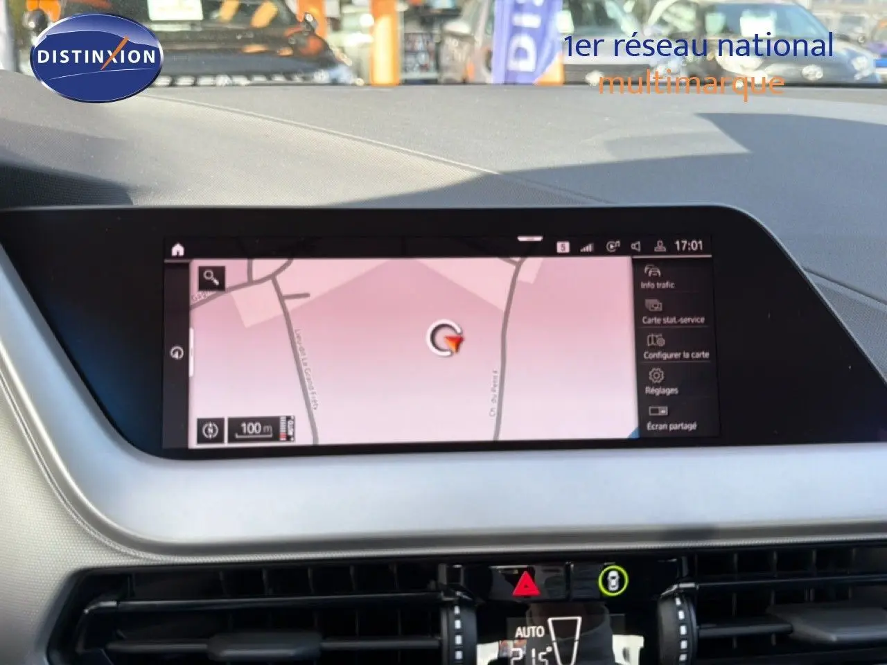 Vue intérieure du tableau de bord de la BMW Série 1 116i 2022 avec écran tactile affichant la navigation.