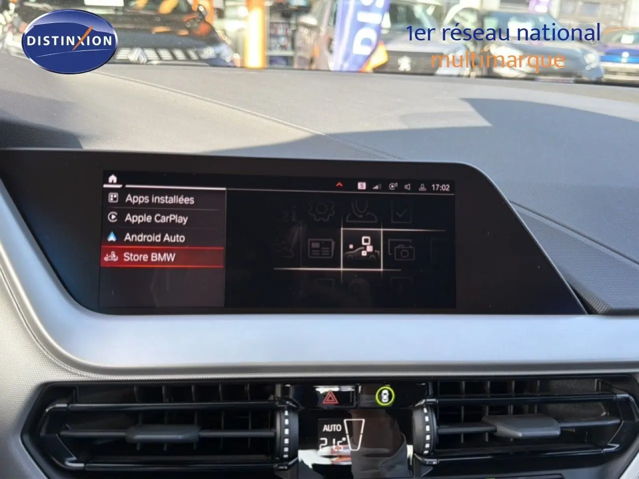 Écran tactile central du tableau de bord de la BMW Série 1 116i 2022 avec interface Apple CarPlay et Android Auto.