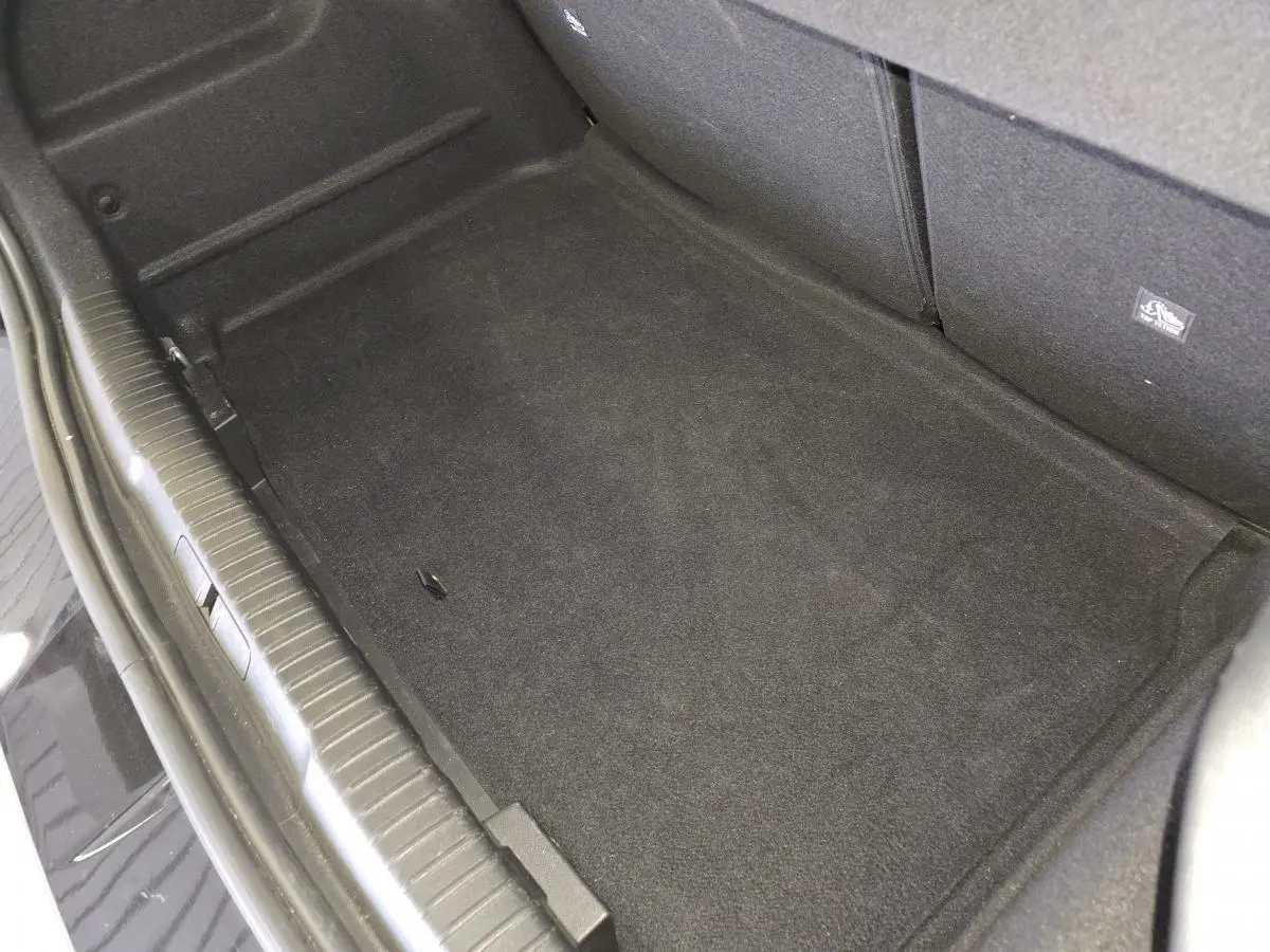 Vue plongeante sur le coffre noir de l'Opel Mokka 2025, montrant le tapis de sol et les contours intérieurs.