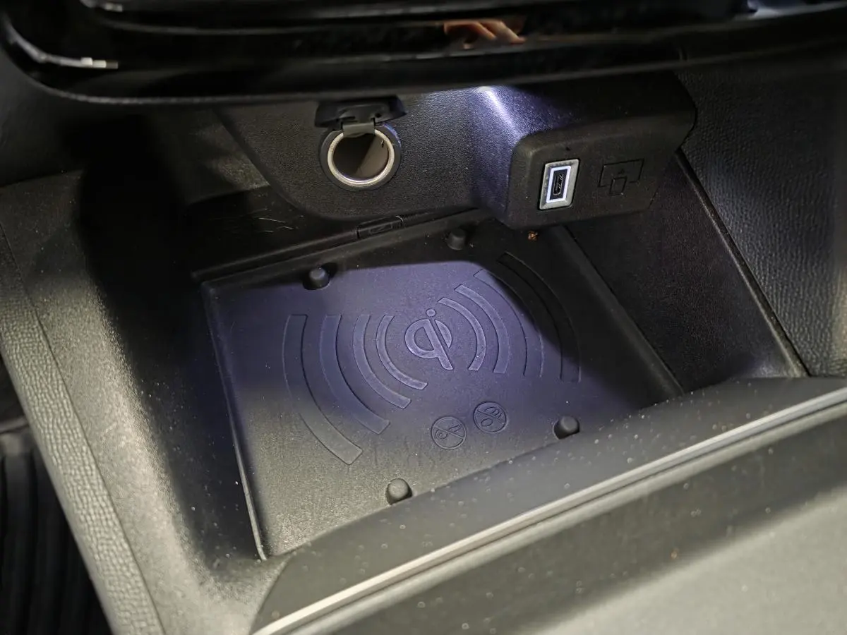 Gros plan sur la zone de recharge smartphone par induction noire avec prise USB dans l’Opel Mokka 2025.