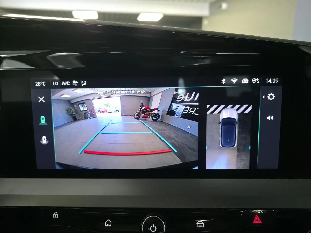 Écran de caméra de recul panoramique HD et vue 360° du tableau de bord d'un Opel Mokka noir 2025.