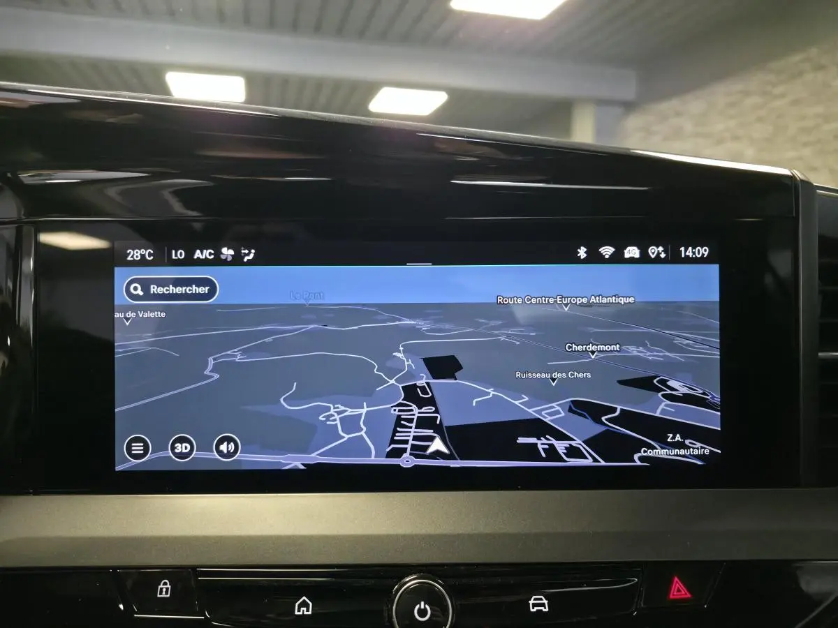 Écran tactile 10 pouces de navigation TomTom affichant une carte en mode nuit dans un Opel Mokka noir.