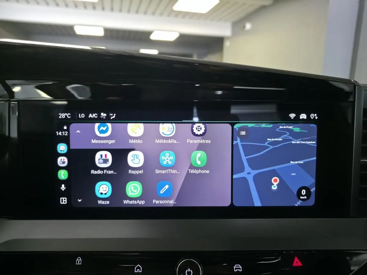 Écran tactile 10 pouces de l'Opel Mokka noir 2025 affichant navigation et applications connectées.