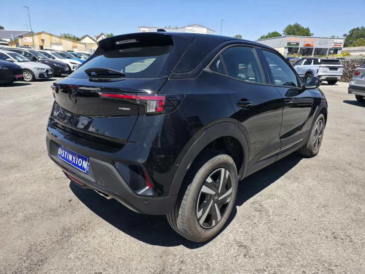 Opel Mokka noir en 3/4 arrière droit, avec feux arrière LED et jantes en acier 16 pouces.