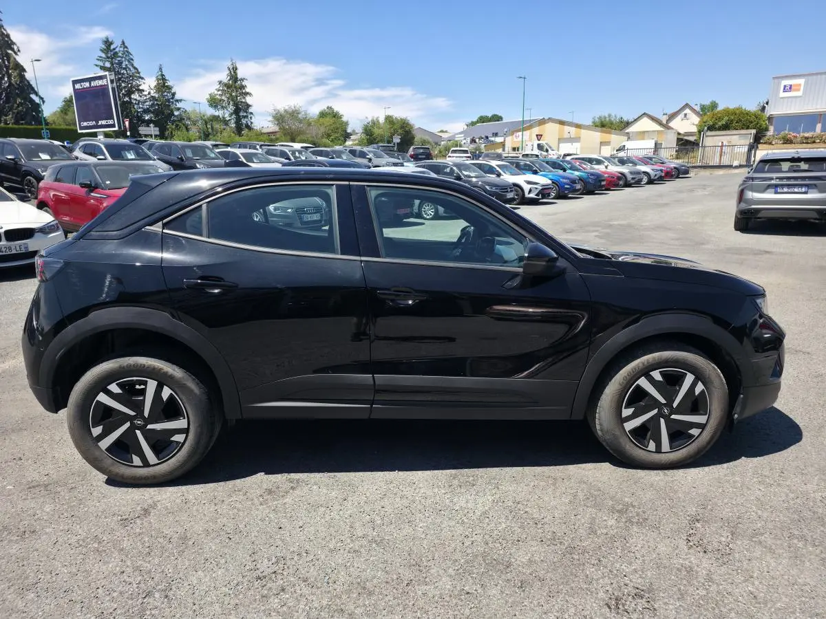 Opel Mokka noir vue de profil côté gauche, avec jantes noires et détails de carrosserie lisses.