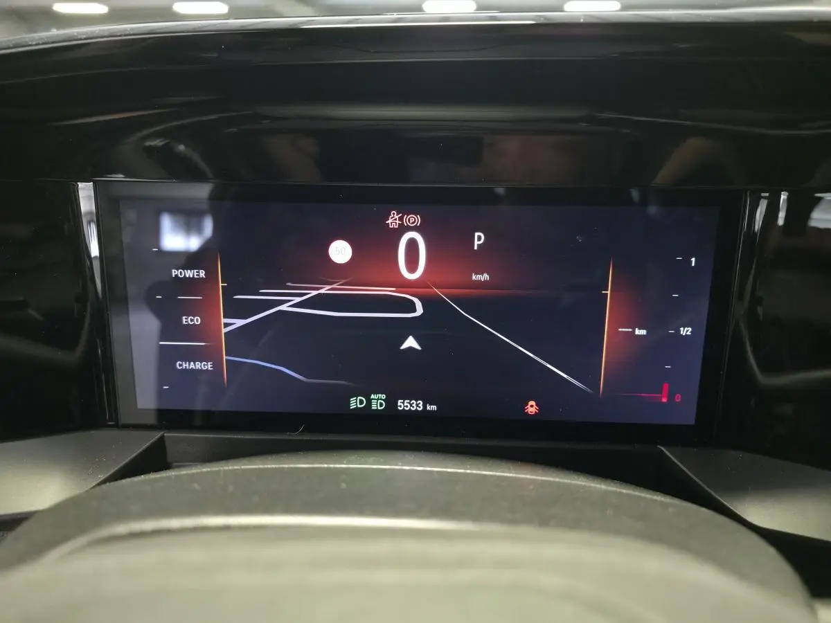 Tableau de bord numérique de l'Opel Mokka 2025 affichant la vitesse à 0 km/h et l'odomètre à 5533 km.