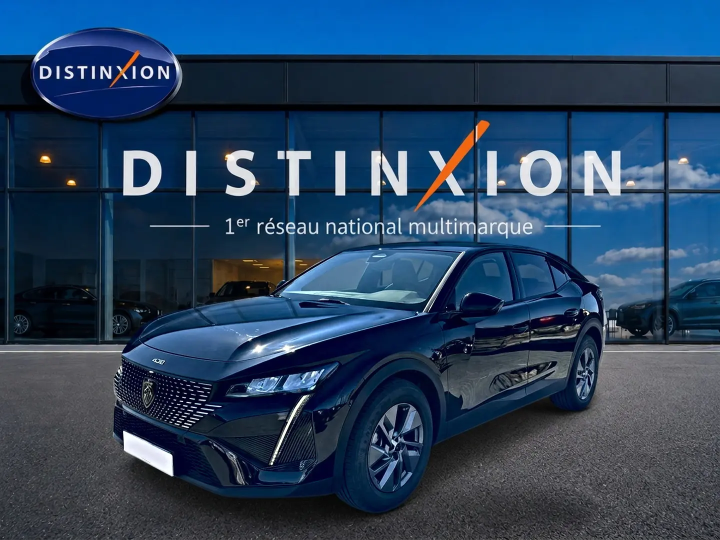 Peugeot 408 Hybrid 145 allure e-dcs6 noire vue 3/4 avant droit devant une vitrine Distinxion.