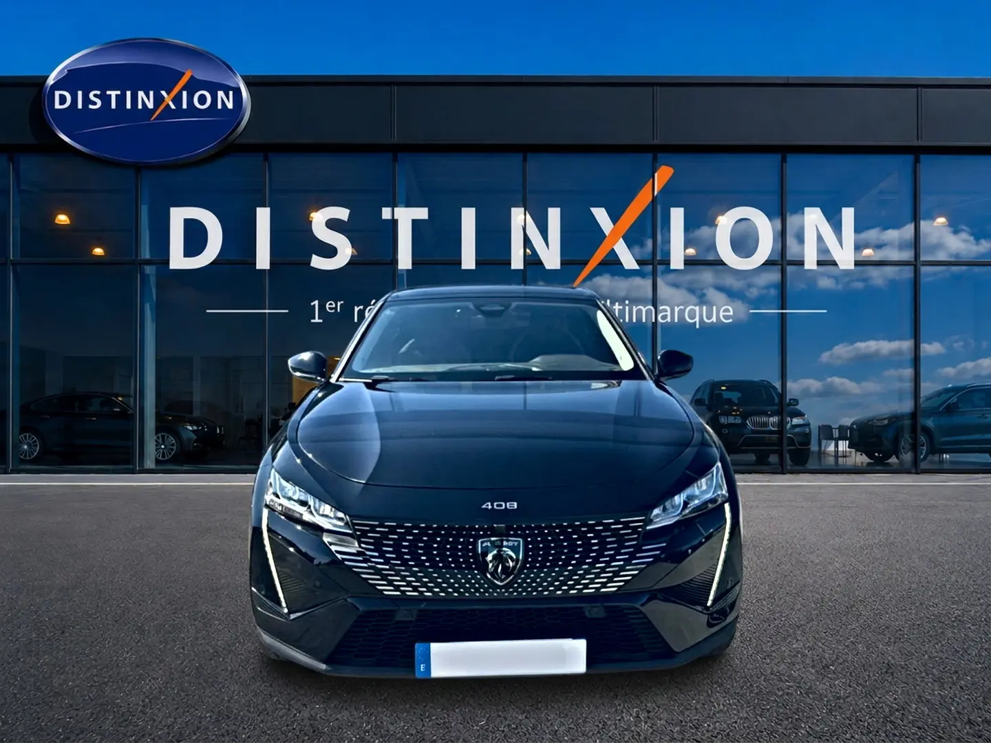 Vue de face du Peugeot 408 noir 2025 avec calandre distinctive et phares LED en forme de griffes.