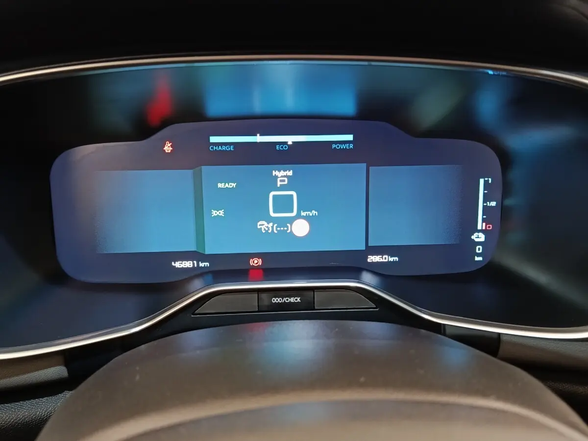 Affichage numérique du combiné d'instruments du Citroën C5 Aircross Hybrid 225, vue frontale du tableau de bord.