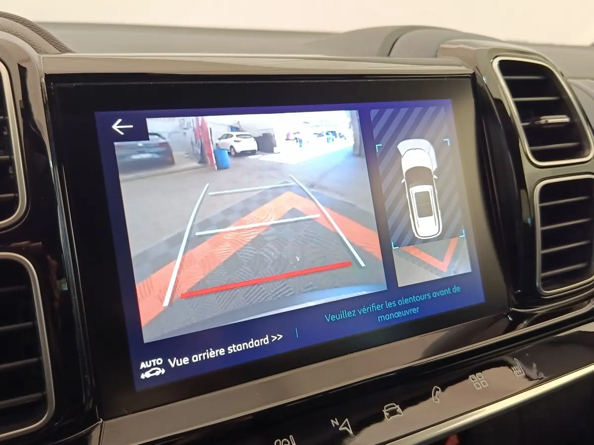 Écran tactile intérieur montrant la caméra de recul et l’aide au stationnement du Citroën C5 Aircross Hybrid gris foncé.