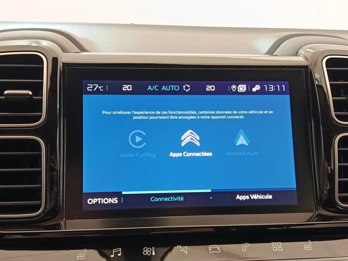 Écran tactile central du tableau de bord du Citroën C5 Aircross Hybrid 225 ë-EAT8, interface connectivité affichée.