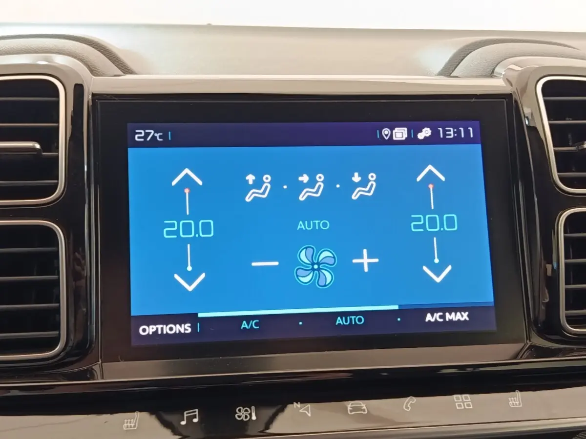 Écran tactile central du tableau de bord du Citroën C5 Aircross Hybrid 225 ë-EAT8 Shine Pack affichant la climatisation à 20°C.