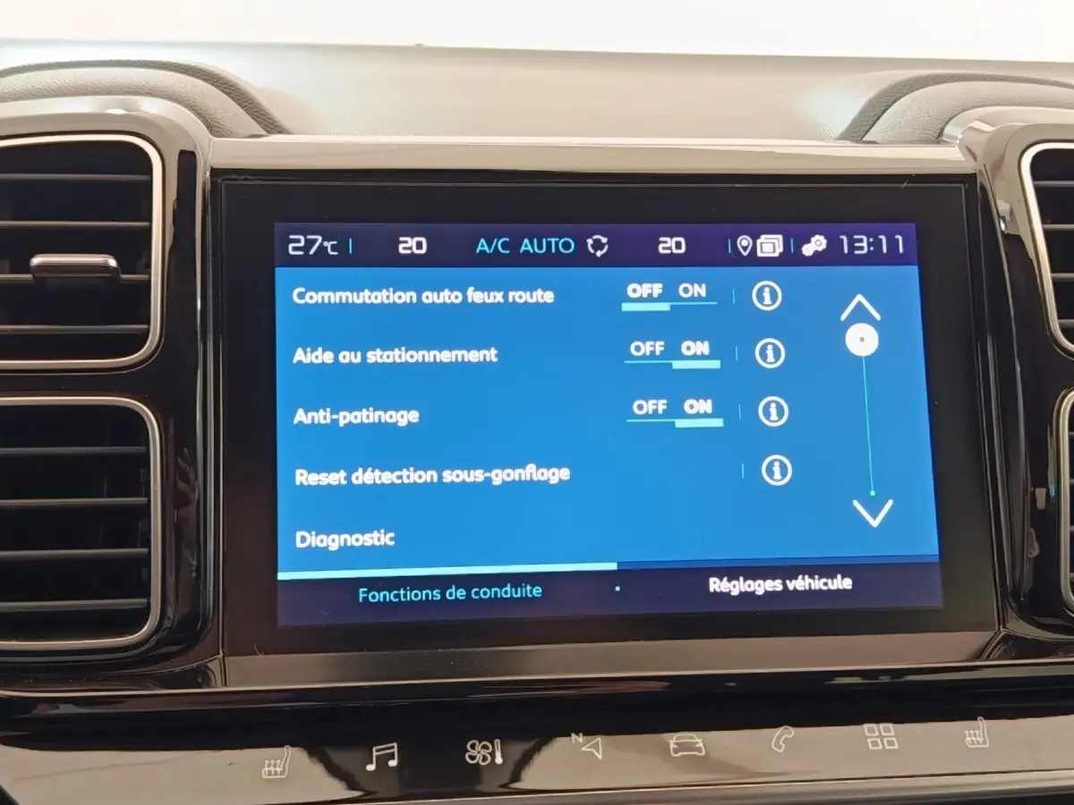 Écran tactile central du tableau de bord du Citroën C5 Aircross Hybrid 225, affichant les réglages d’aide à la conduite.