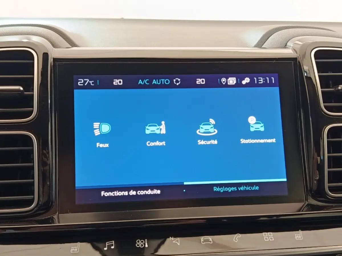 Écran tactile central affichant les réglages de conduite dans l'habitacle du Citroën C5 Aircross Hybrid gris foncé.
