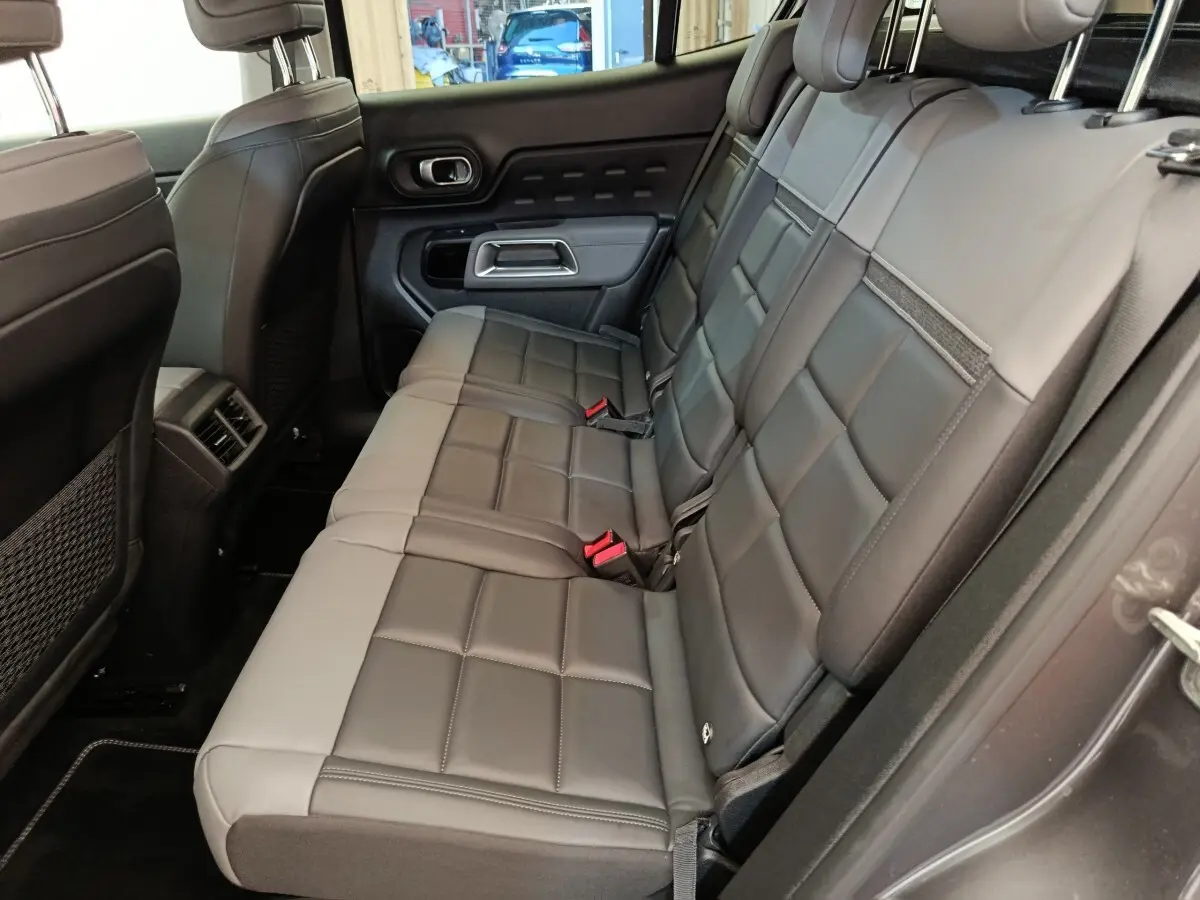 Vue côté droit des sièges arrière en cuir gris du Citroën C5 Aircross Hybrid 225 ë-EAT8 Shine Pack 2021.