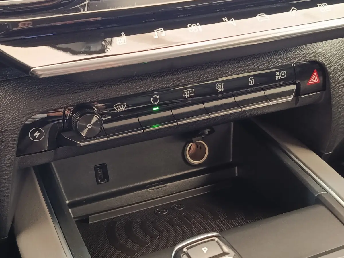 Détail de la console centrale du Citroën C5 Aircross Hybrid 225 ë-EAT8 Shine Pack 2021, montrant les commandes de climatisation et une prise USB.
