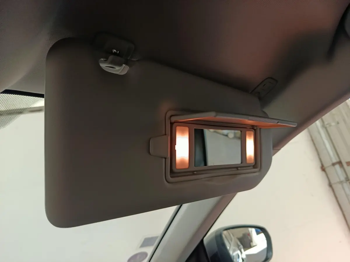 Miroir de courtoisie éclairé sur pare-soleil côté conducteur dans l'habitacle du Citroën C5 Aircross gris foncé.