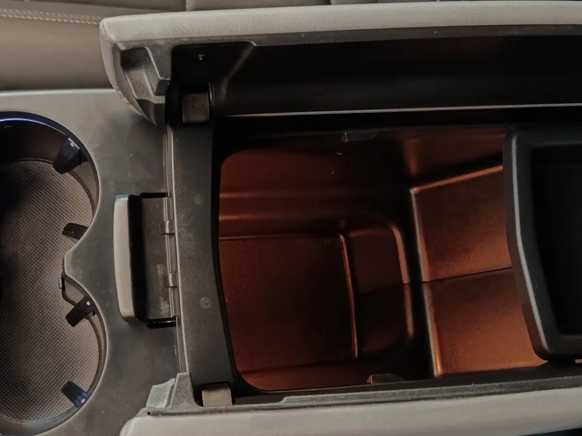 Vue rapprochée de la console centrale ouverte du Citroën C5 Aircross Hybrid 225 ë-EAT8 Shine Pack, intérieur gris.