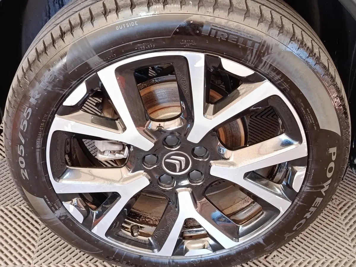 Gros plan sur la jante alliage bicolore et pneu Pirelli d'un Citroën C5 Aircross gris foncé hybride rechargeable.