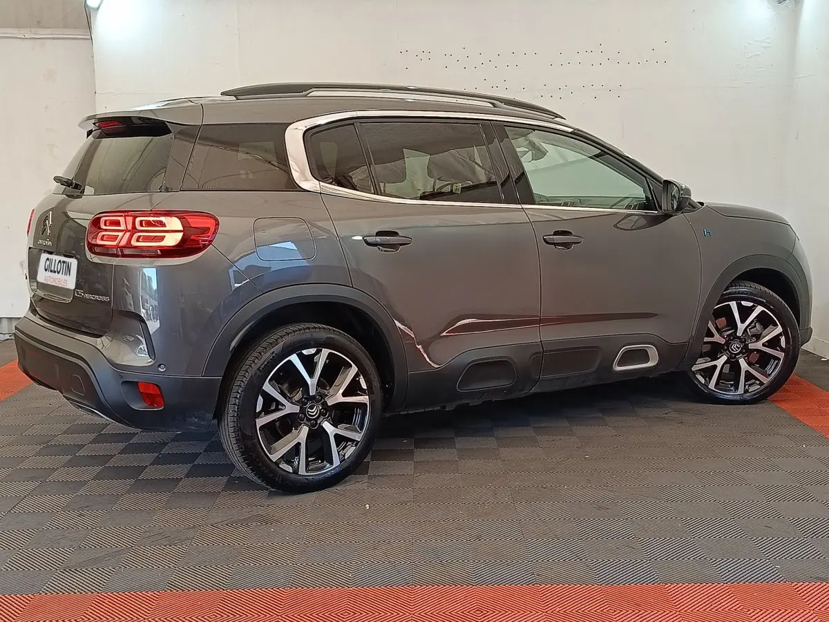 CITROEN C5 AIRCROSS Hybrid gris foncé vu de profil droit, avec jantes alliage et barres de toit chromées.