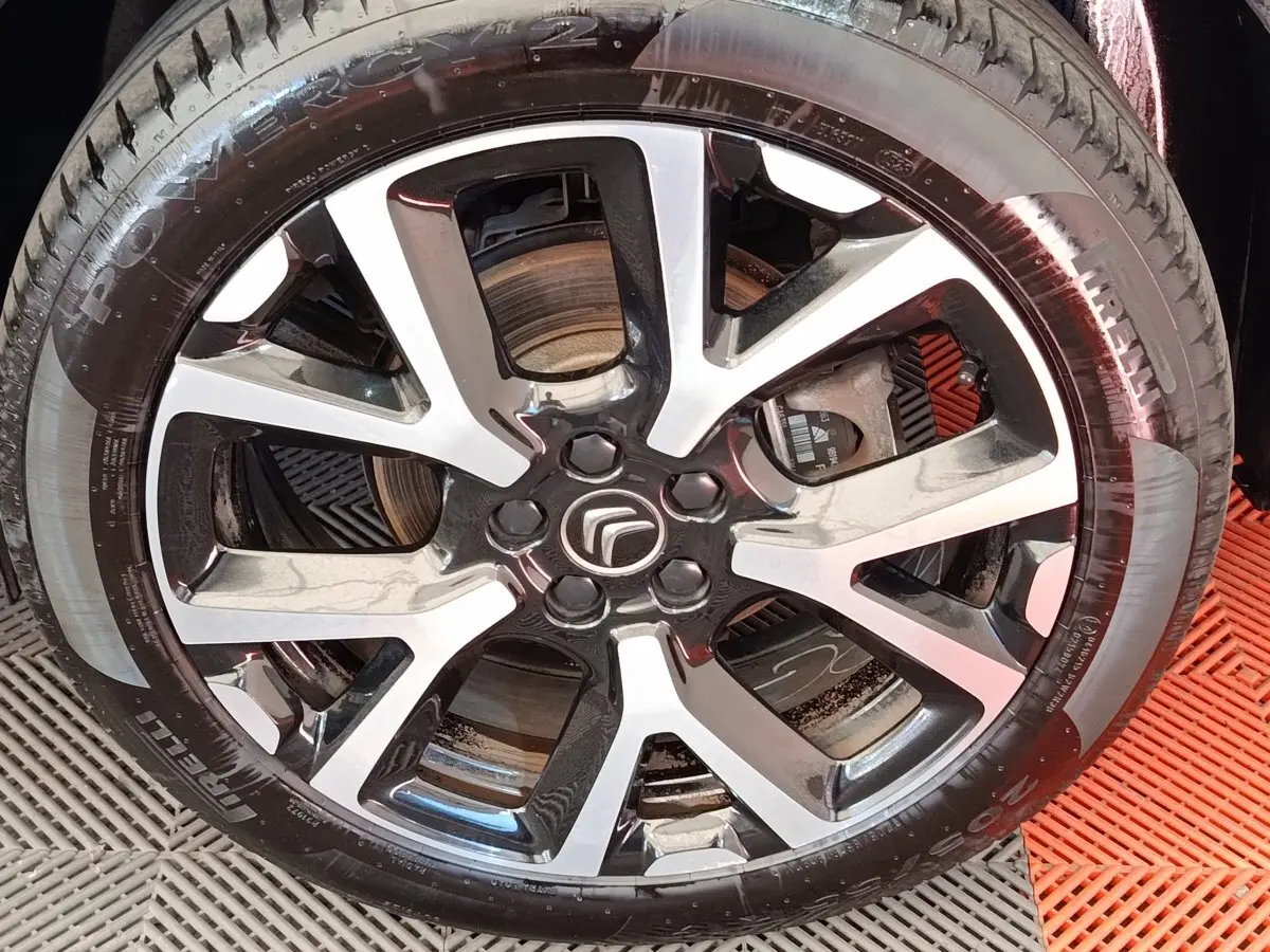 Gros plan sur la jante alliage bicolore et pneu Pirelli du Citroën C5 Aircross Hybrid gris foncé.