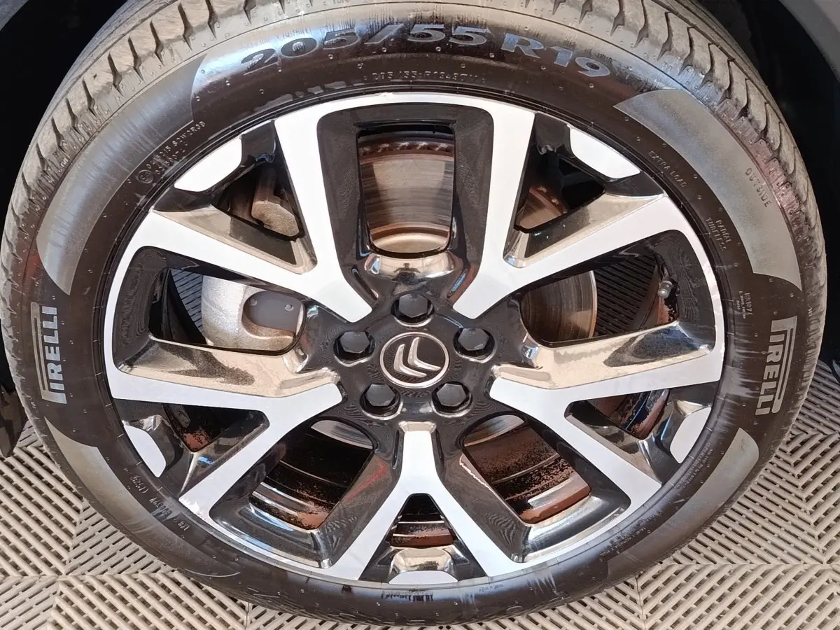 Gros plan sur la jante alliage bicolore et pneu Pirelli du Citroën C5 Aircross Hybrid gris foncé, côté roue avant.