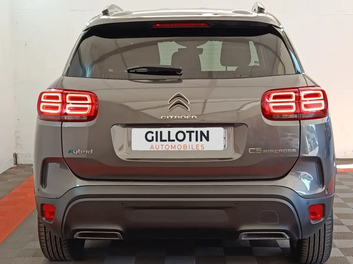 Vue arrière d'un Citroën C5 Aircross Hybrid gris foncé avec feux LED et double sortie d'échappement intégrée.