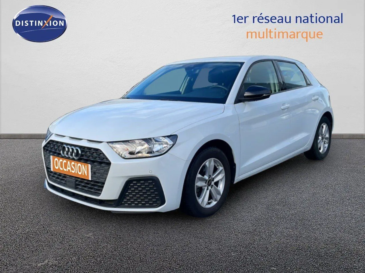 Audi A1 Sportback blanc glacier en vue 3/4 avant droit, mettant en valeur sa calandre hexagonale et ses jantes argentées.
