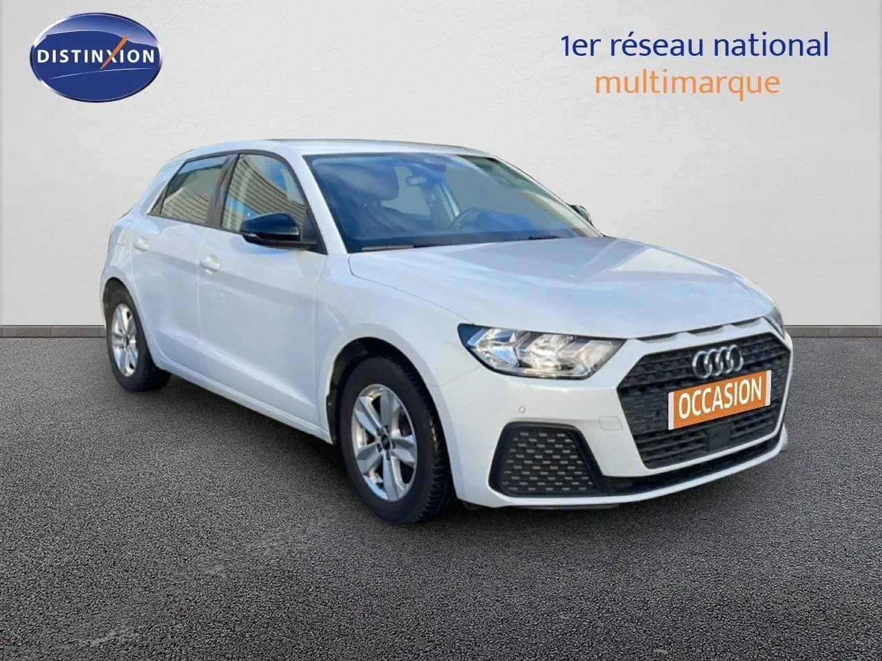 Audi A1 Sportback blanc glacier vue 3/4 avant droit avec calandre noire et jantes argentées