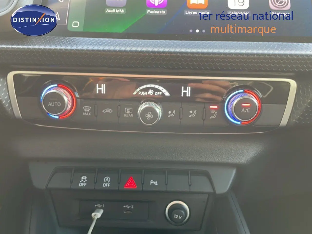 Panneau de climatisation et commandes centrales de l'Audi A1 Sportback 30 TFSI 2023, avec réglages numériques et boutons lumineux.