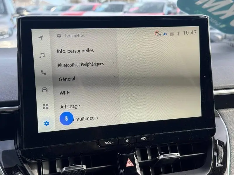 Écran tactile du système multimédia de la Toyota Corolla 2025, vue frontale du tableau de bord intérieur.