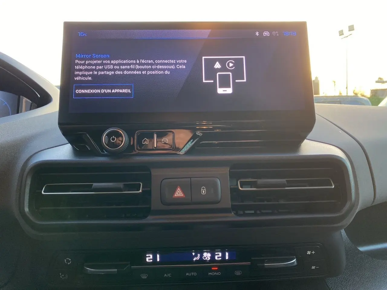 Tableau de bord du Peugeot Rifter gris acier 2026 avec écran tactile central et commandes climatisation bi-zone.
