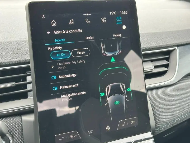 Écran tactile central du Renault Captur 2025 affichant les aides à la conduite, intérieur avec détails en noir et gris.