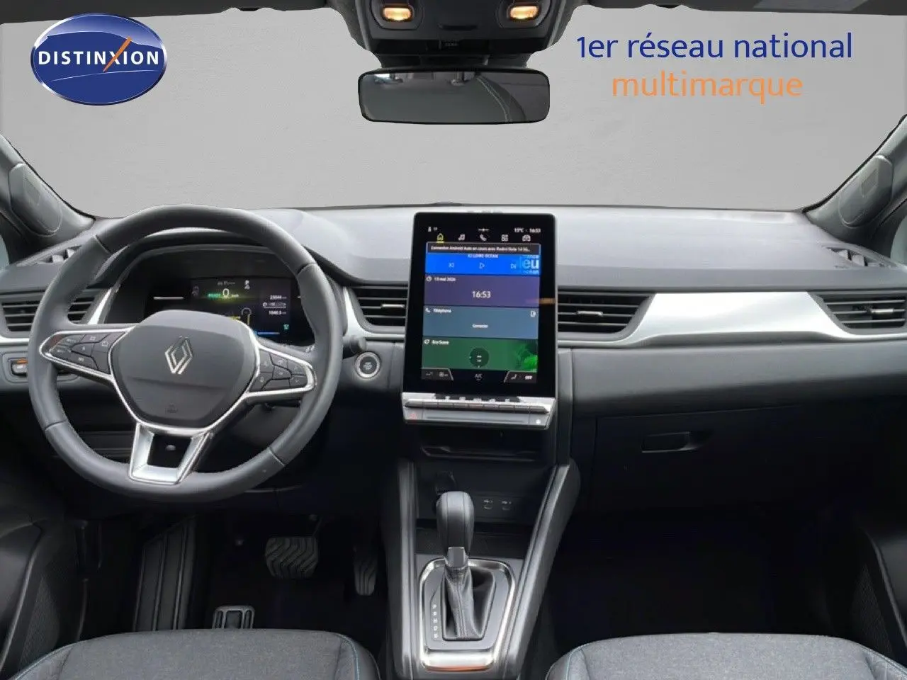 Vue intérieure avant du Renault Symbioz 2025, tableau de bord moderne avec écran tactile vertical et volant multifonction.