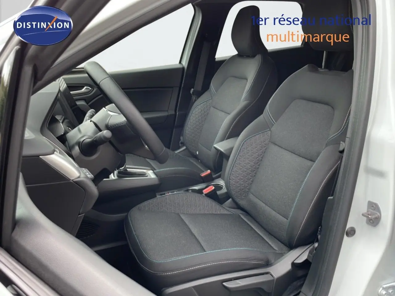 Vue intérieure côté gauche de la Renault Symbioz E-Tech Full Hybrid 145ch Evolution avec sièges tissu gris et volant cuir.