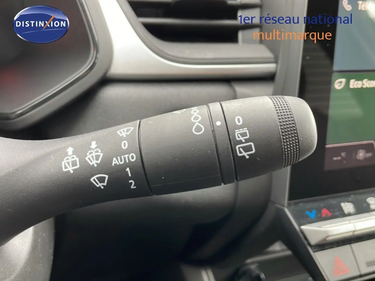 Gros plan sur la commande d’essuie-glace dans l’habitacle gris du Renault Symbioz E-Tech Full Hybrid 2025.