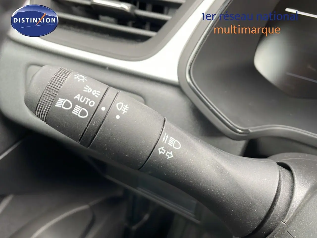 Gros plan sur la commande des feux et clignotants dans l'habitacle gris du Renault Symbioz E-Tech Full Hybrid 2025.