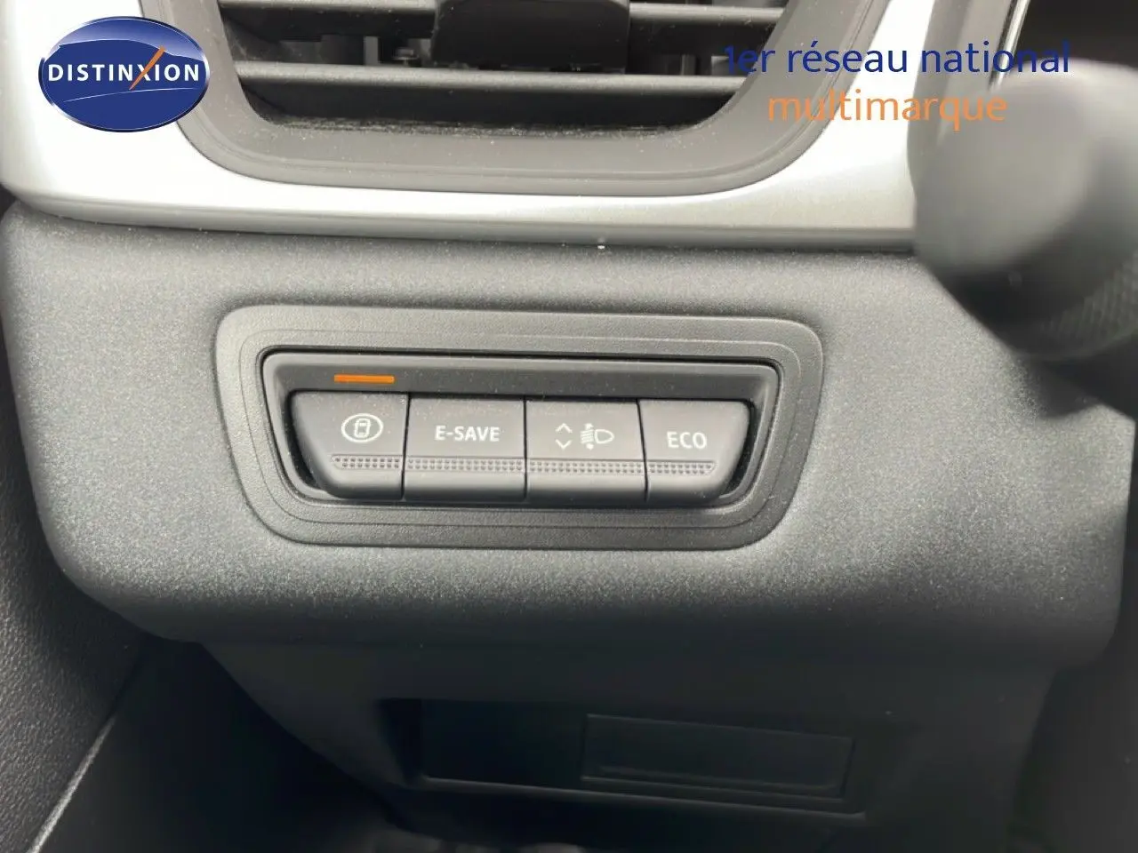 Gros plan sur les boutons de commande E-SAVE, ECO et réglage des phares dans l’habitacle d’une Renault Symbioz hybride.