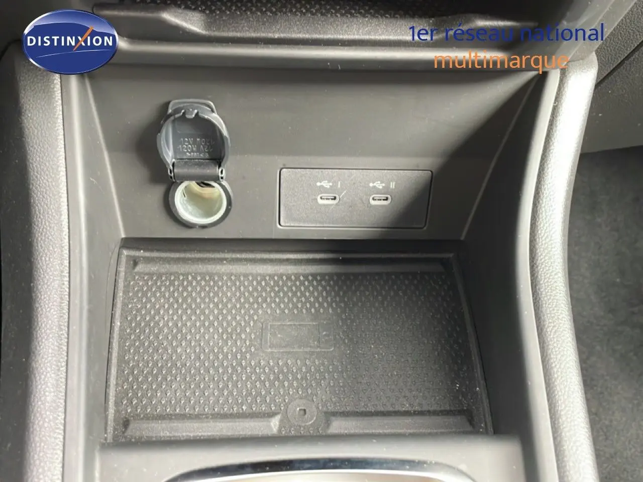 Gros plan sur la console centrale noire du Renault Symbioz 2025, montrant prise 12V et deux ports USB-C.