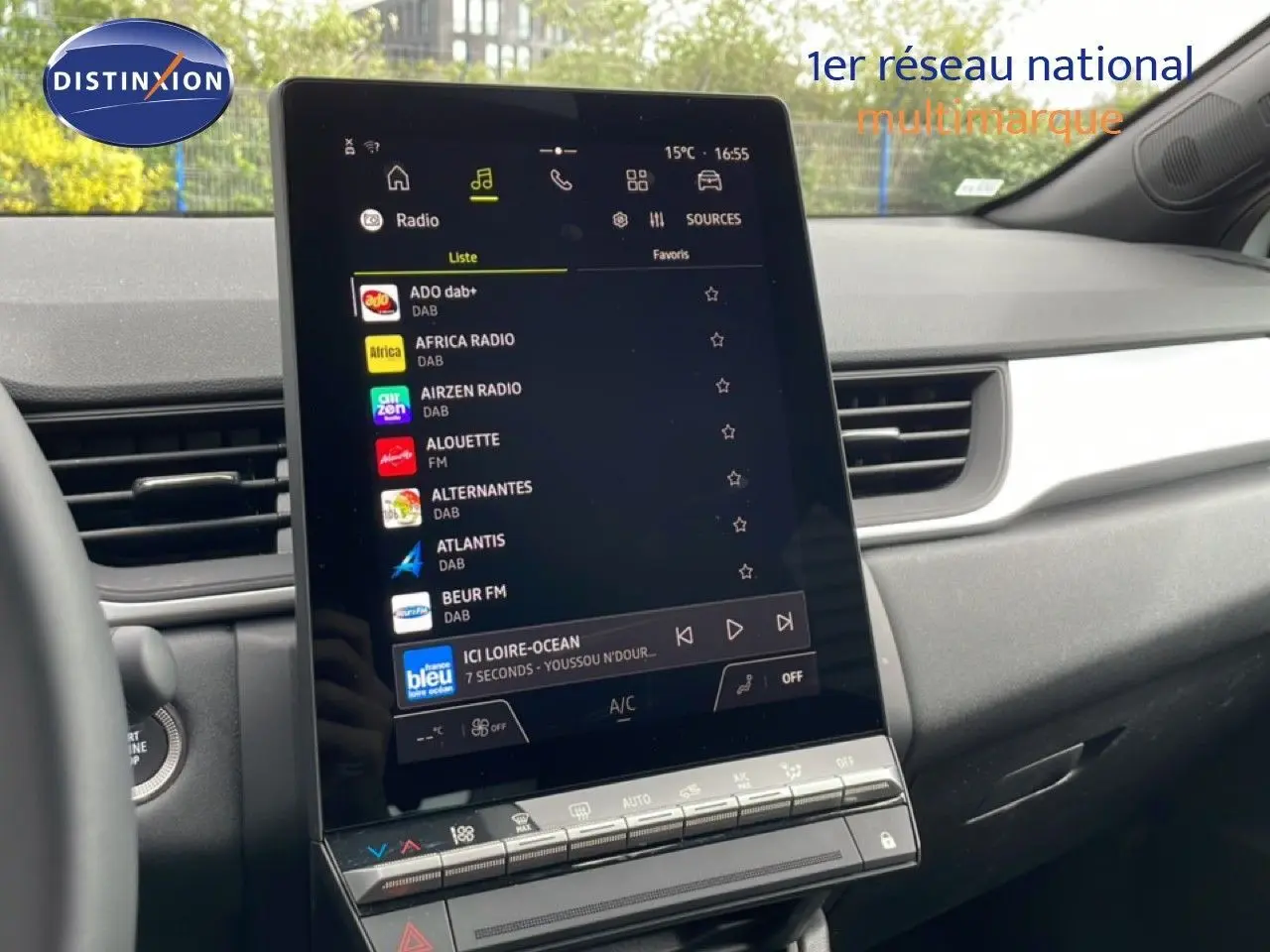 Vue intérieure centrée sur l’écran tactile vertical du tableau de bord du Renault Symbioz gris Rafale 2025.