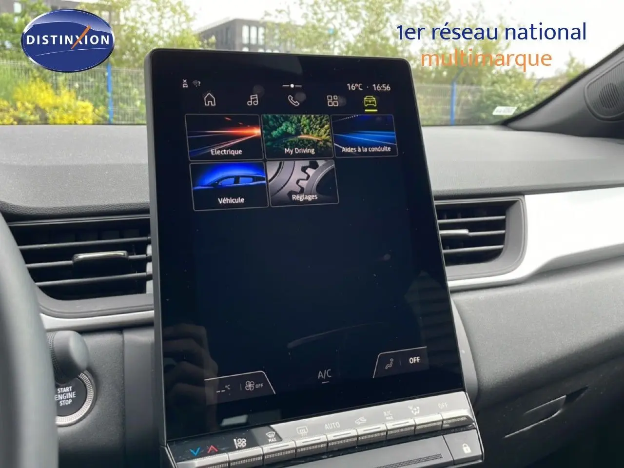 Vue intérieure centrée sur l'écran tactile du tableau de bord de la Renault Symbioz gris Rafale Métal, affichant les options de conduite.
