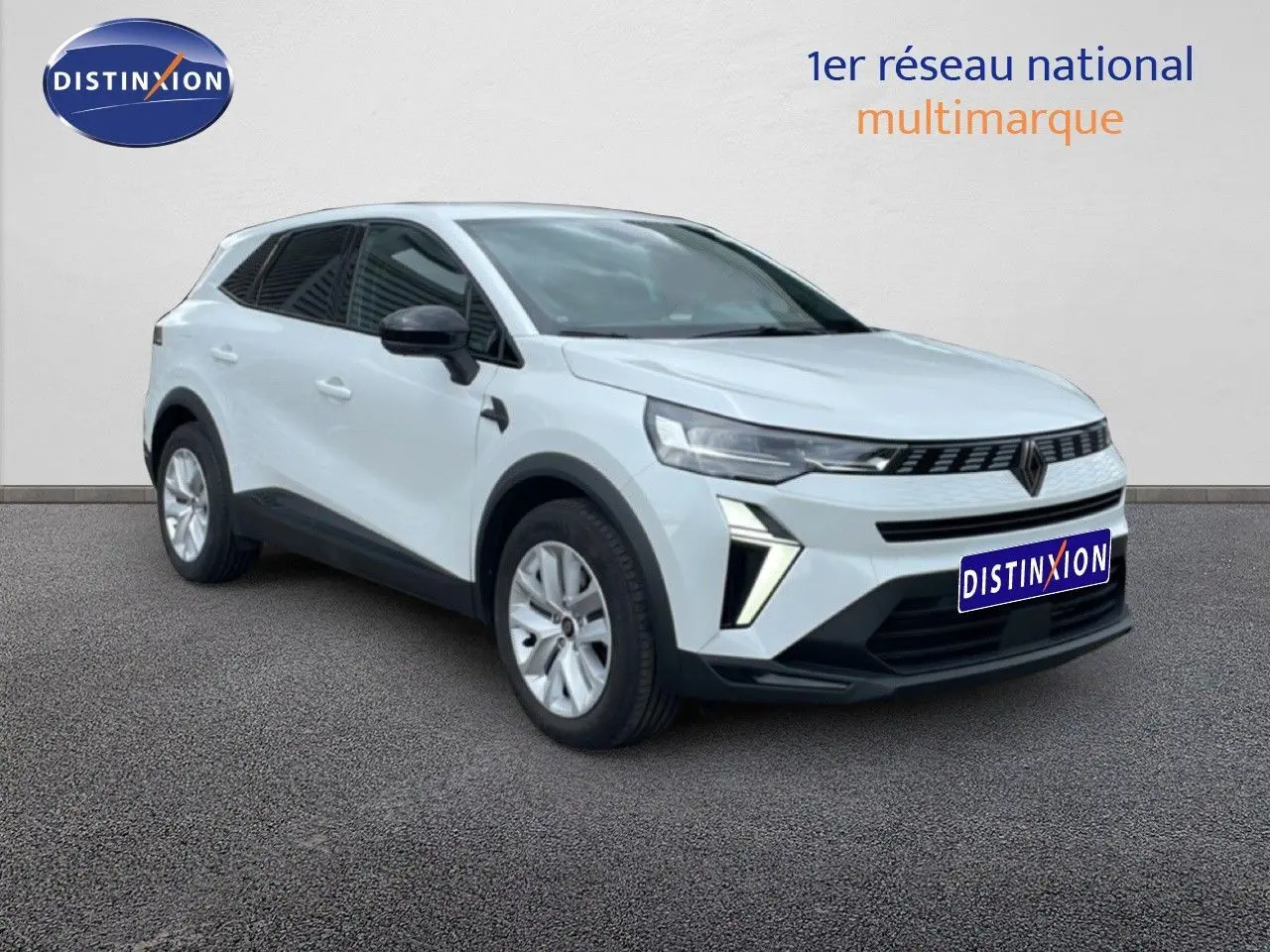Vue 3/4 avant d'un Renault Symbioz gris rafale métal avec calandre moderne et feux LED distinctifs.
